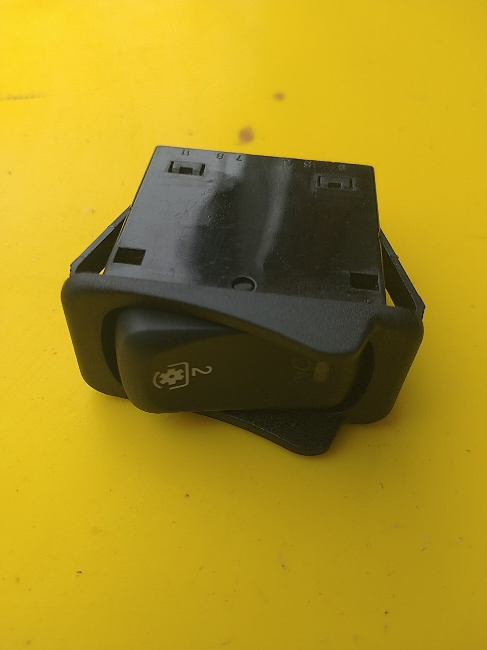 Freightliner Rocker Switch Guarded A06-37217-107 - Image 2