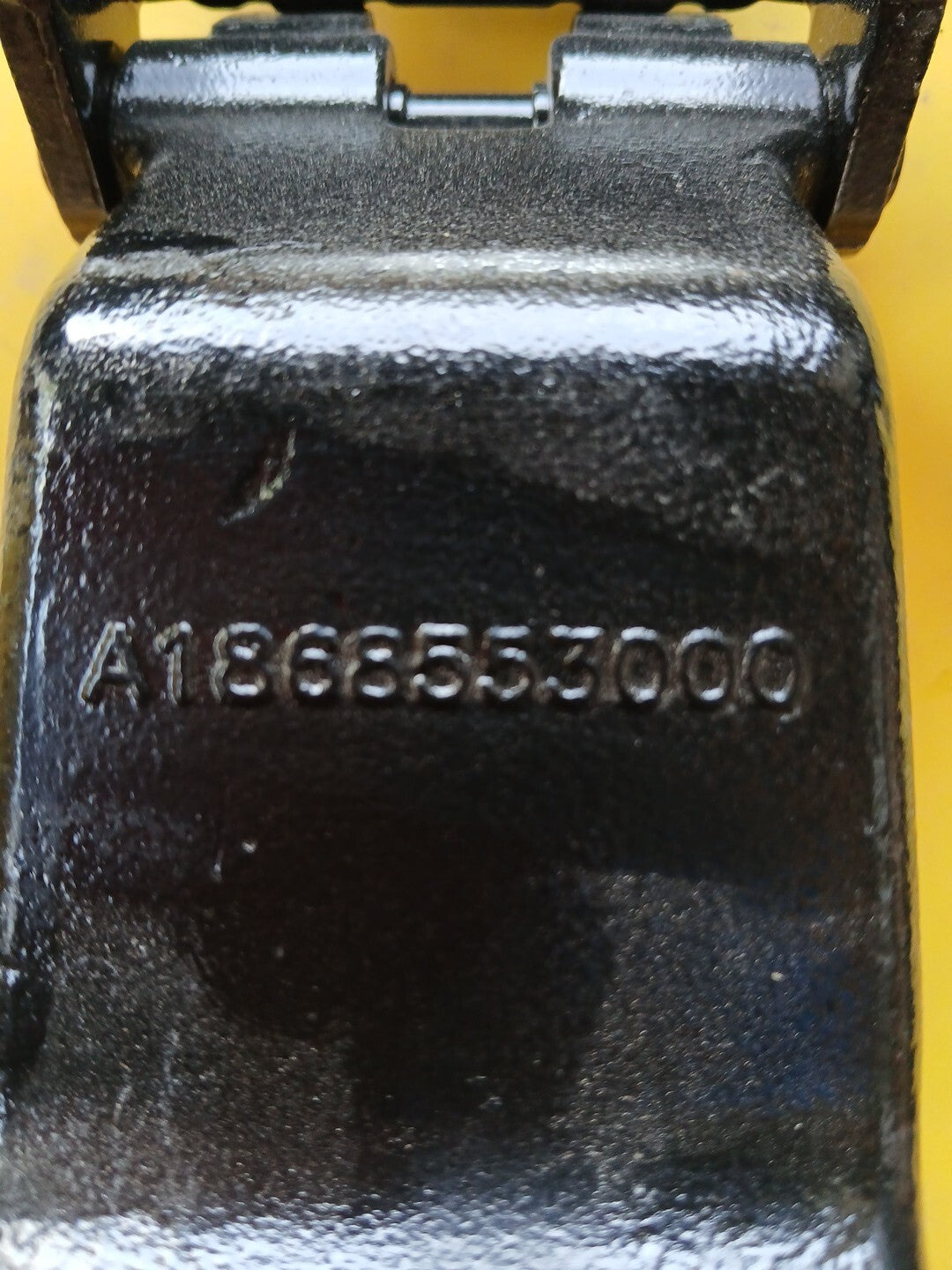 Freightliner Cascadia 2019-25 RH Top Door Hinge A1868553000 - Image 2